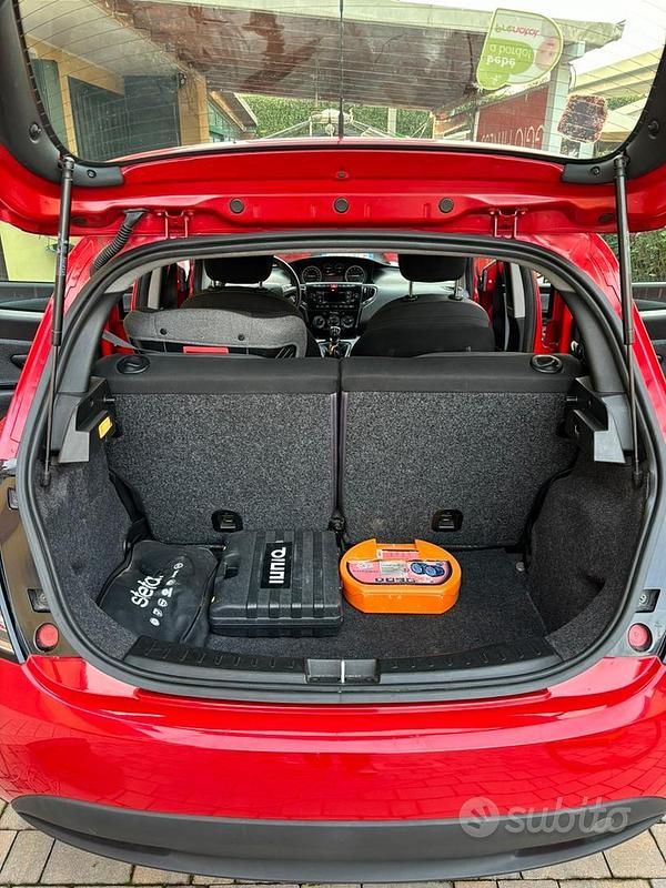 Usado Lancia Ypsilon 69 HP (50 kW) 2018 Vermelho Citadino