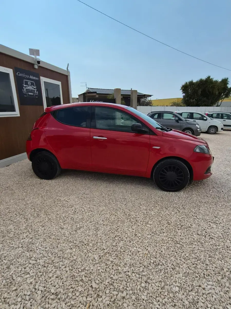 Usata Lancia Ypsilon Silver 69 CV (50 kW) 2022 Rosso Utilitaria
