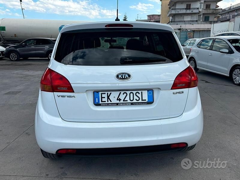 Usata Kia Venga 90 CV (66 kW) 2011 Bianco Utilitaria