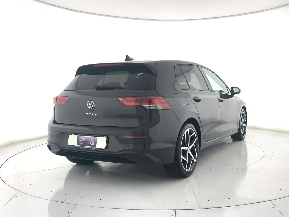Usata VW Golf VIII Life 150 CV (110 kW) 2023 Grigio pastello Berlina