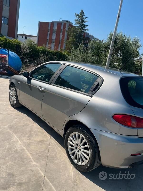 Usata Alfa Romeo 147 Distinctive 120 CV (88 kW) 2009 Grigio Utilitaria