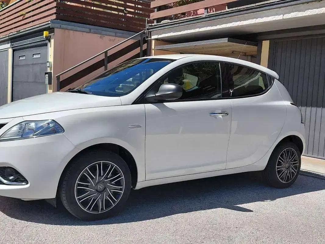 Usata Lancia Ypsilon 95 CV (69 kW) 2017 Bianco Utilitaria