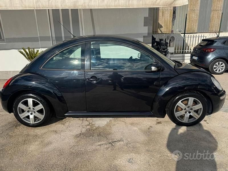 Usata VW New Beetle 102 CV (75 kW) 2009 Nero Utilitaria