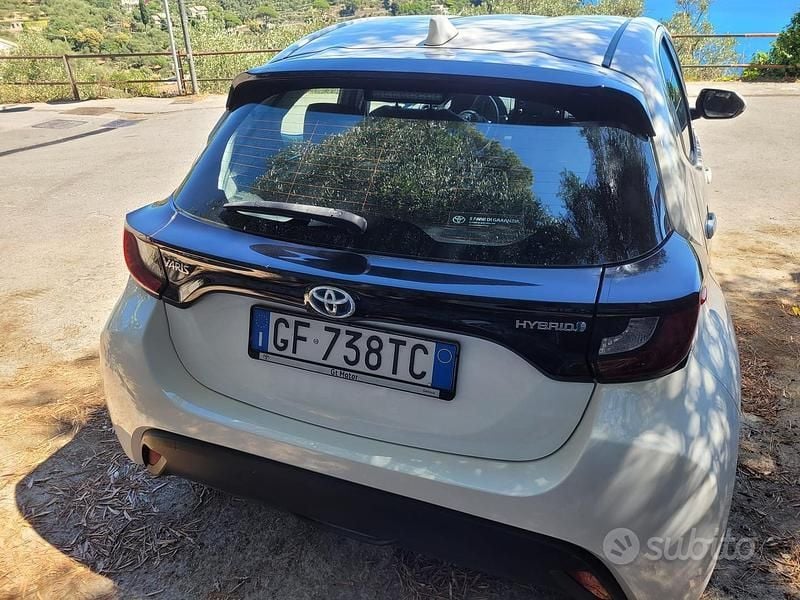 Usata Toyota Yaris Hybrid Active 116 CV (85 kW) 2021 Bianco Utilitaria
