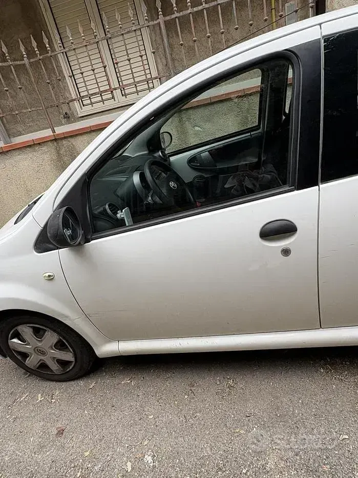 Usado Toyota Aygo Connect Style 68 HP (50 kW) 2010 Branco Citadino