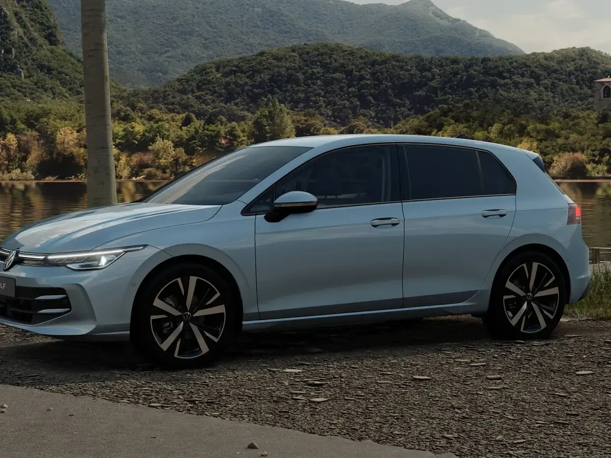 Nuova VW Golf VIII Edition 115 CV (84 kW) 2026 Crystal ice blue metallizzato Berlina