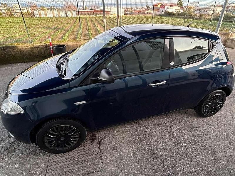 Usata Lancia Ypsilon Silver 69 CV (50 kW) 2017 Blu/azzurro Utilitaria