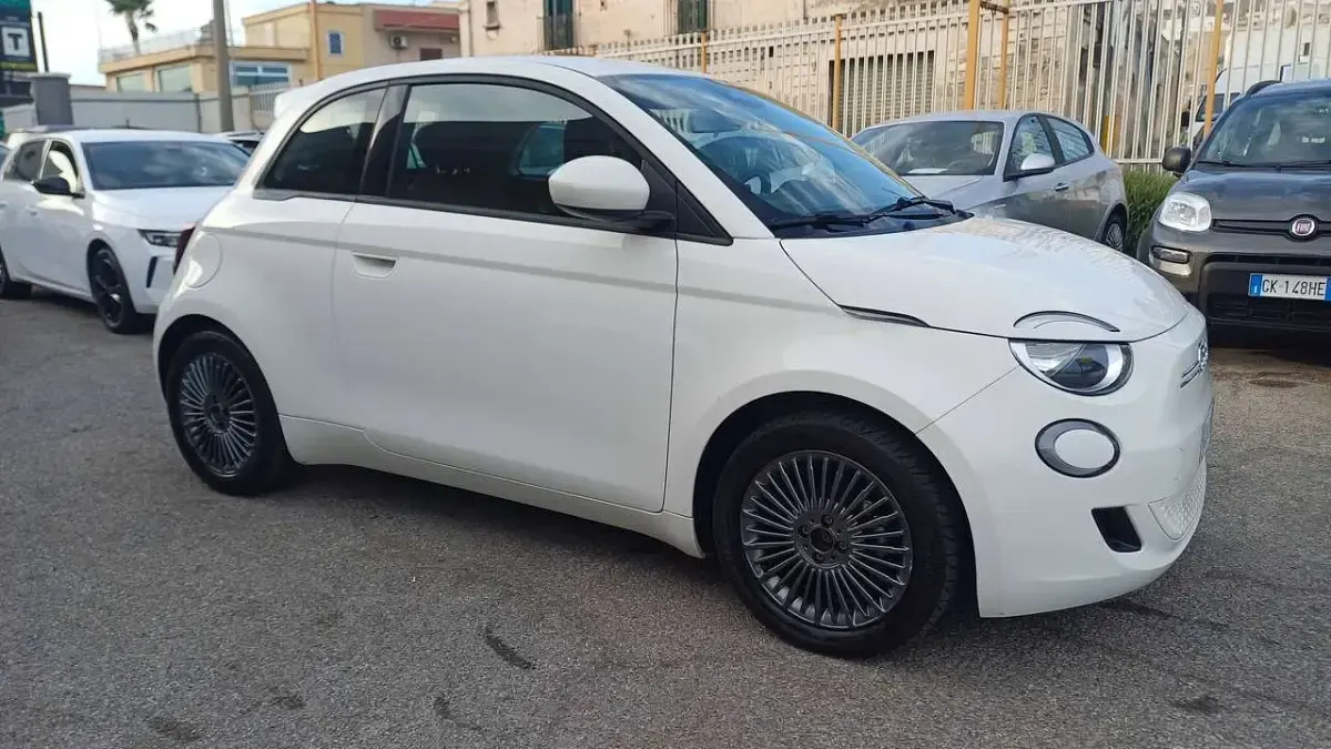 Usata Fiat 500e Passion 42 kW (58 CV) 2022 Bianco Utilitaria