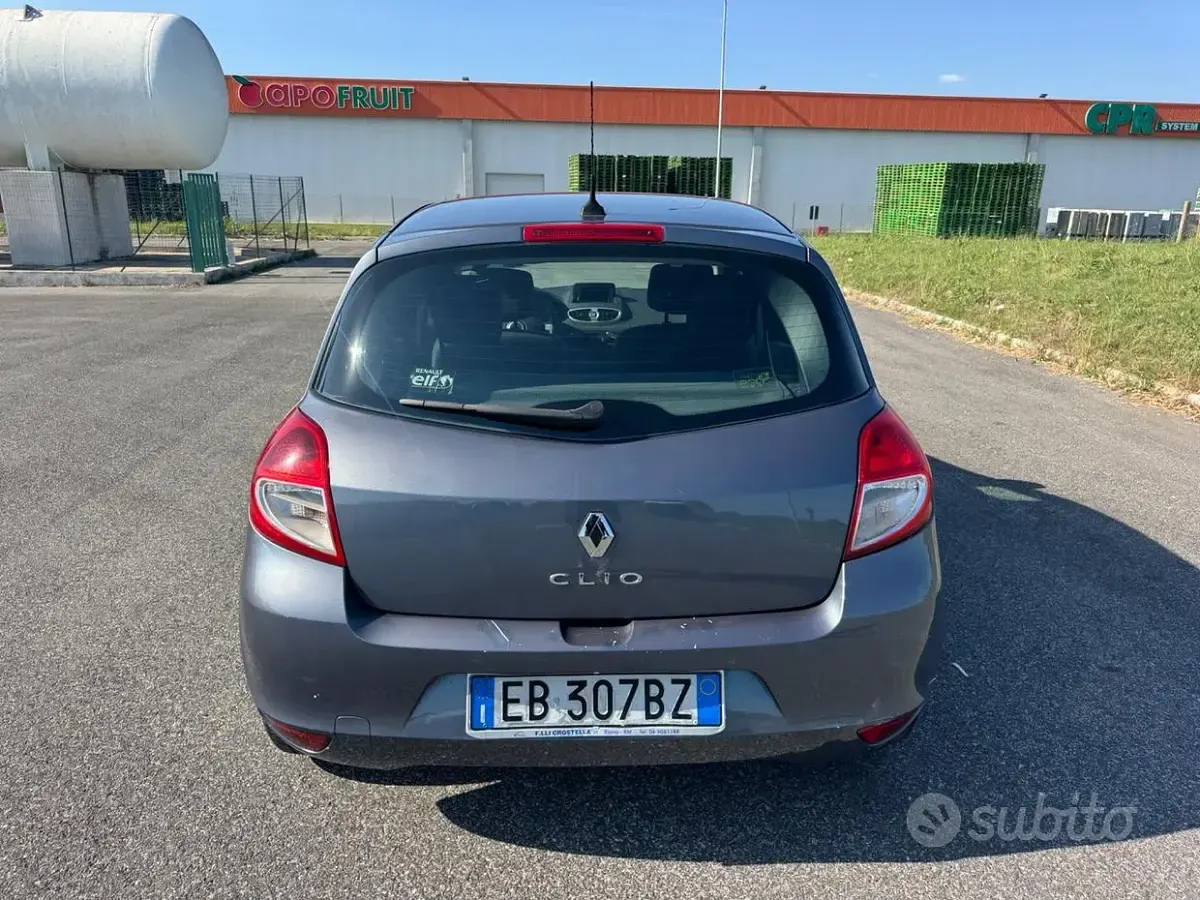 Usata Renault Clio II Dynamique 75 CV (55 kW) 2011 Marrone Berlina