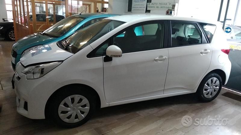 Usata Toyota Verso-S Active 99 CV (72 kW) 2011 Bianco Monovolume