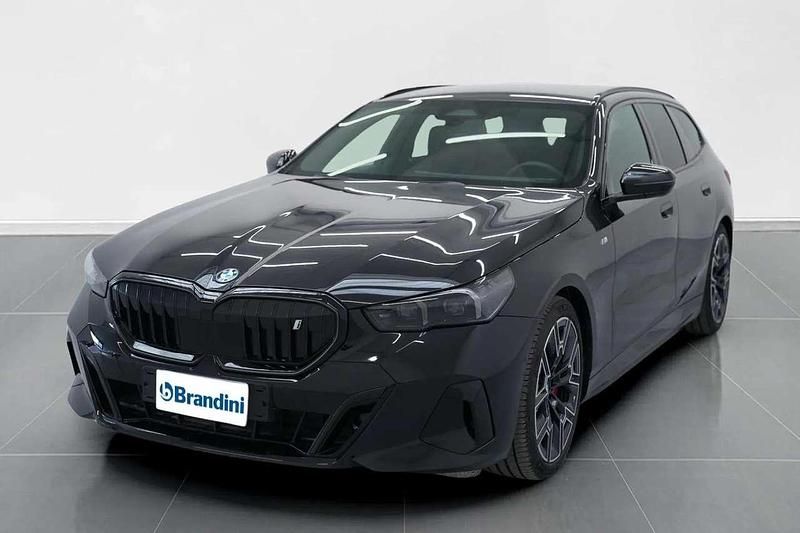 Nuova BMW i5 250 kW (340 CV) 2025 Black sapphire metallizzato Station wagon