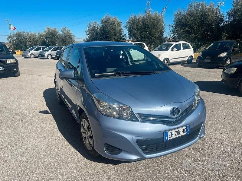 Usata Toyota Yaris Lounge 69 CV (50 kW) 2011 Blu Utilitaria