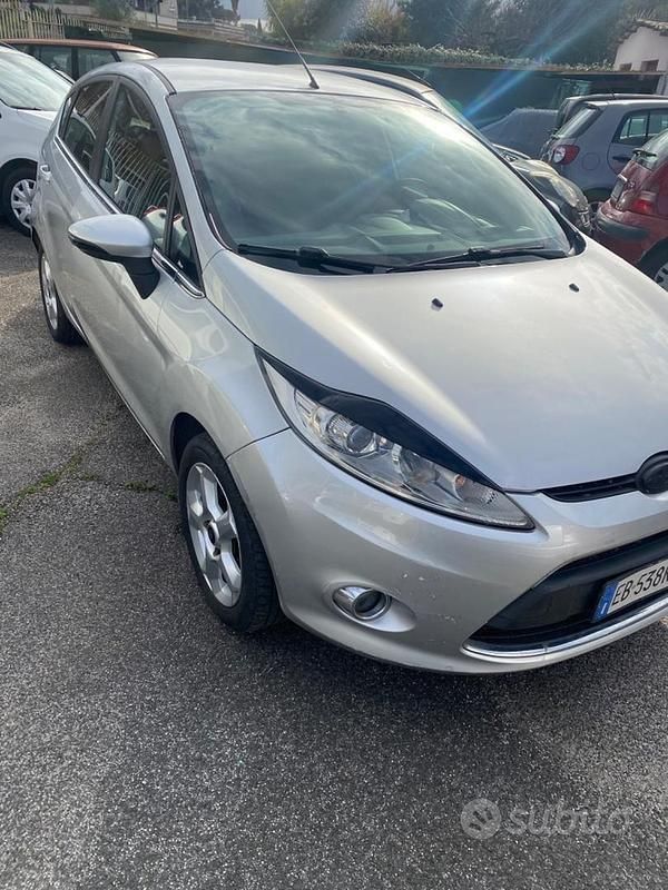 Usata Ford Fiesta Titanium 96 CV (70 kW) 2010 Grigio Utilitaria