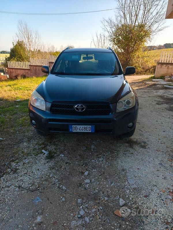 Nero Usata 2007 Toyota RAV4 SUV | 4000 € (Buon prezzo) - Immagine 1/4