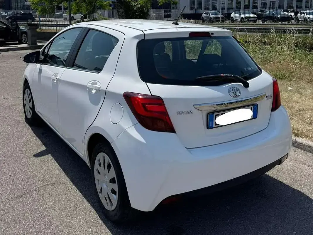Usata Toyota Yaris Active 69 CV (50 kW) 2015 Bianco Utilitaria