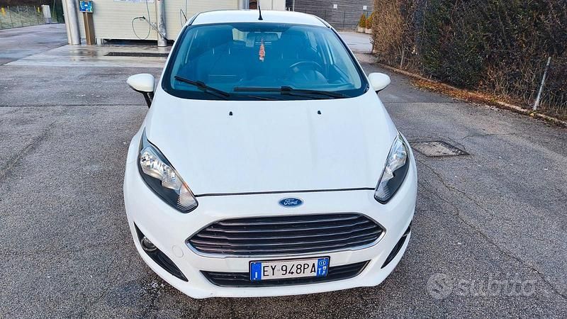 Usata Ford Fiesta 75 CV (55 kW) 2015 Bianco Utilitaria