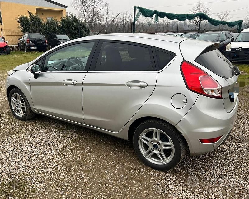 Usata Ford Fiesta Titanium 75 CV (55 kW) 2014 Grigio Utilitaria
