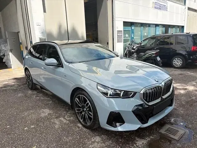 Usata BMW 520 M Sport 197 CV (144 kW) 2025 Grigio Station wagon