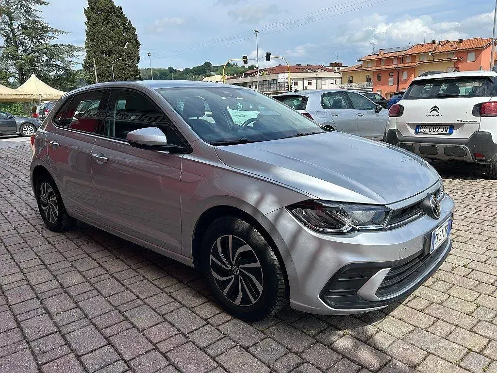 Usata VW Polo Life 90 CV (66 kW) 2024 Grigio Utilitaria