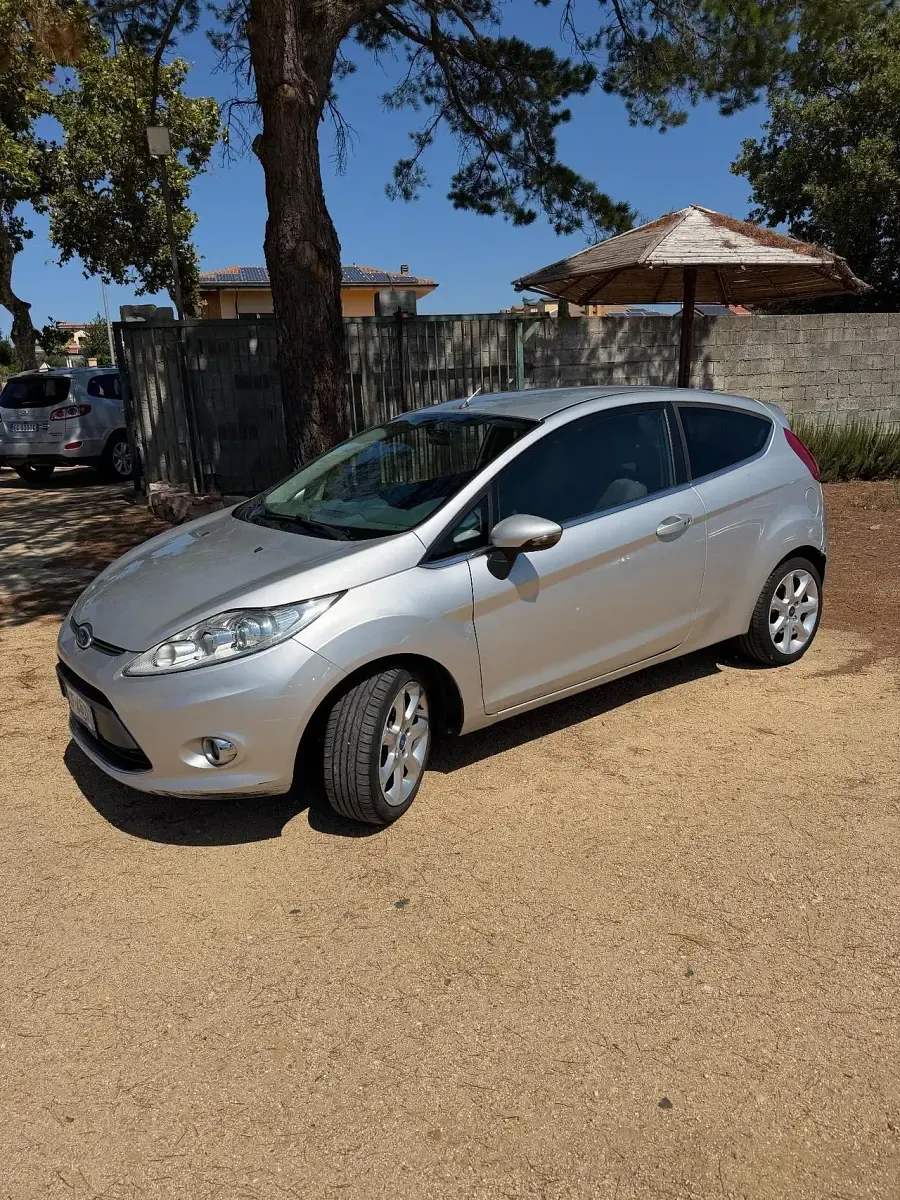 Usata Ford Fiesta Titanium 70 CV (51 kW) 2011 Argento Coupé
