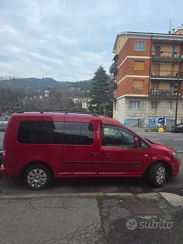 Begagnad VW Caddy 102 HK (75 kW) 2011 Röd Minibuss