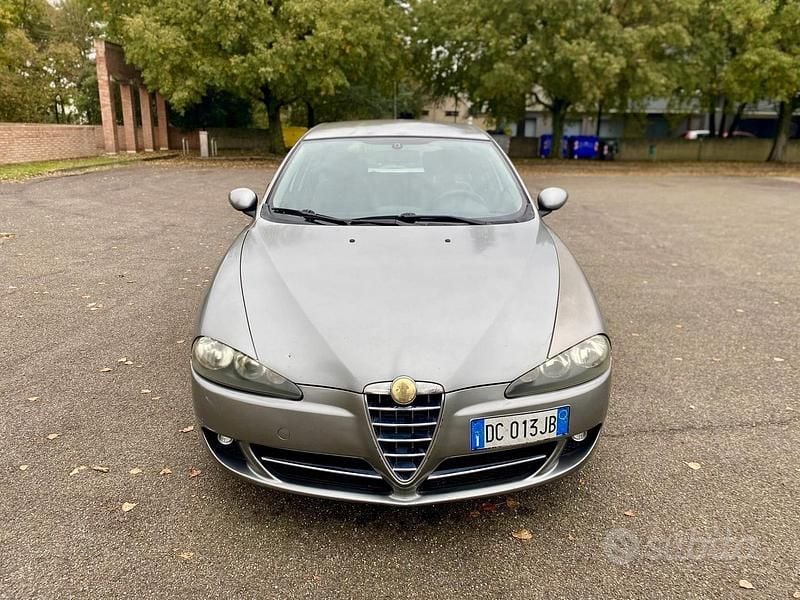Usata Alfa Romeo 147 Distinctive 104 CV (76 kW) 2006 Marrone Utilitaria