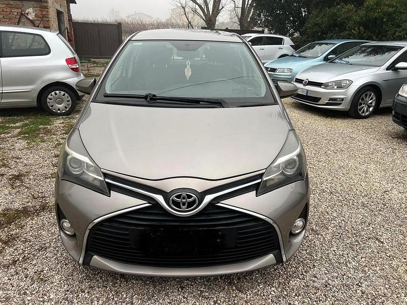 Usata Toyota Yaris Active 89 CV (65 kW) 2014 Marrone Berlina