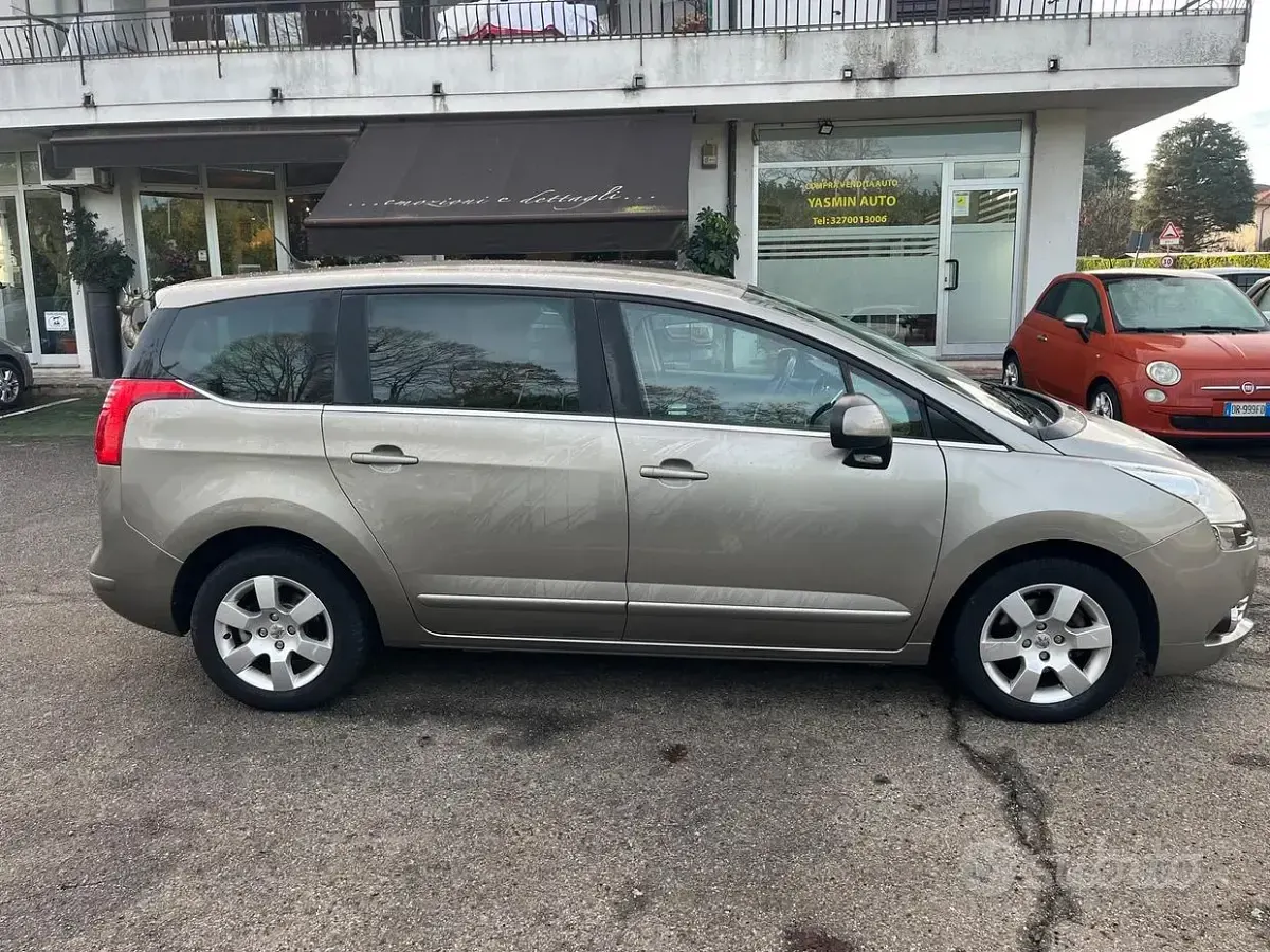 Usata Peugeot 5008 Business-Line 112 CV (82 kW) 2011 Grigio Monovolume