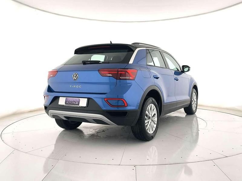 Usata VW T-Roc Life 150 CV (110 kW) 2023 Blu metallizzato e tetto nero SUV