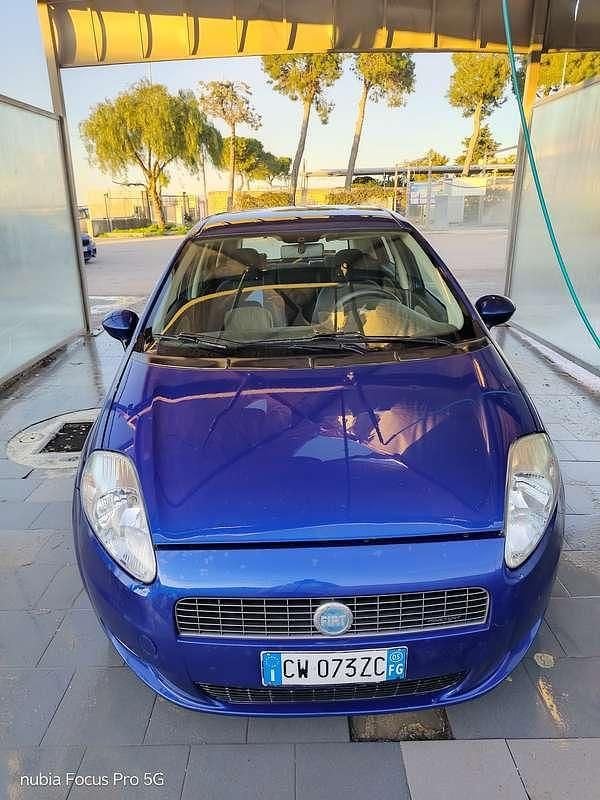 Usata Fiat Grande Punto Emotion 120 CV (88 kW) 2004 Blu/azzurro Utilitaria
