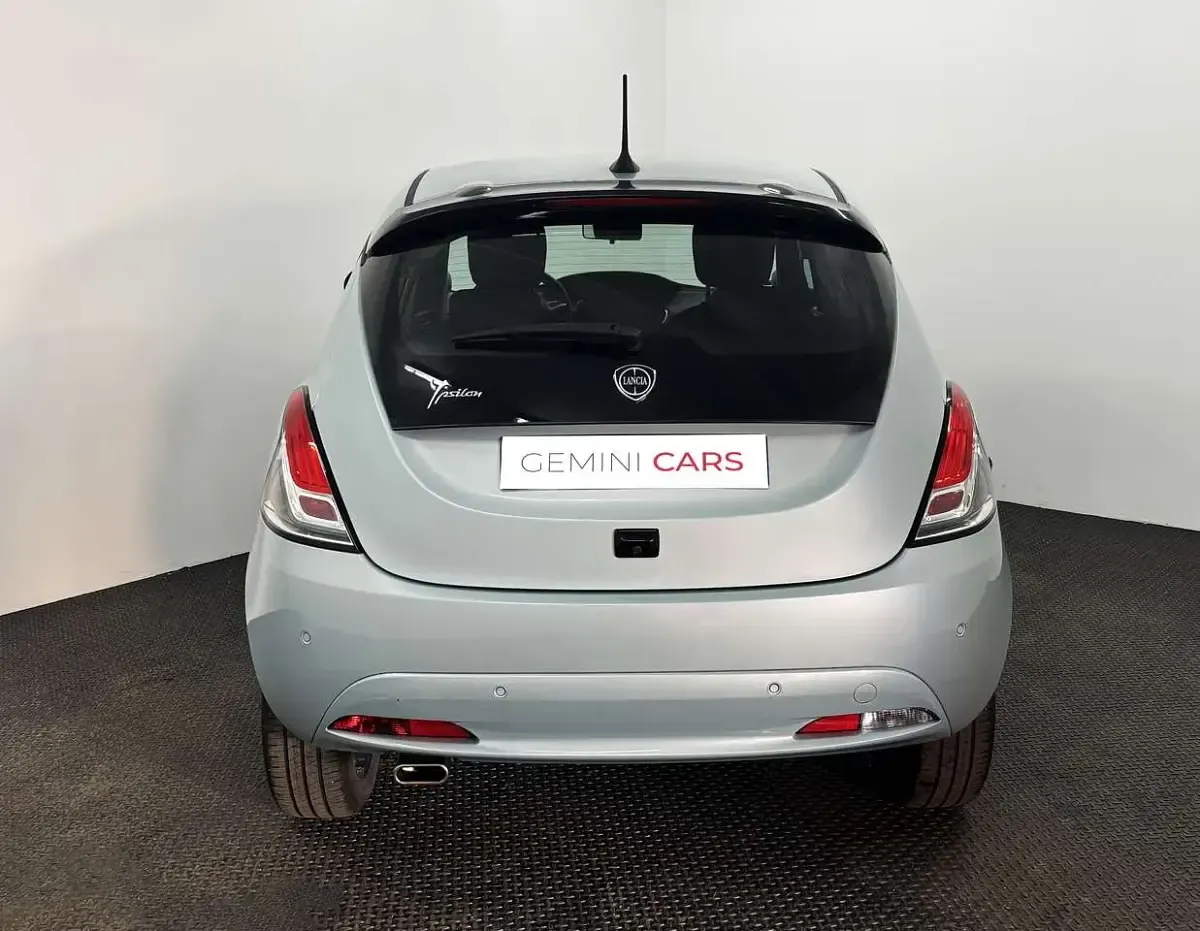Usata Lancia Ypsilon Gold 69 CV (50 kW) 2023 Blu/azzurro Utilitaria