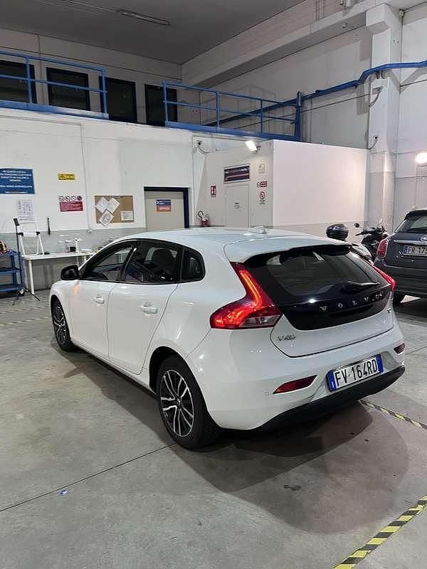 Usata Volvo V40 Business Edition 122 CV (89 kW) 2019 Berlina