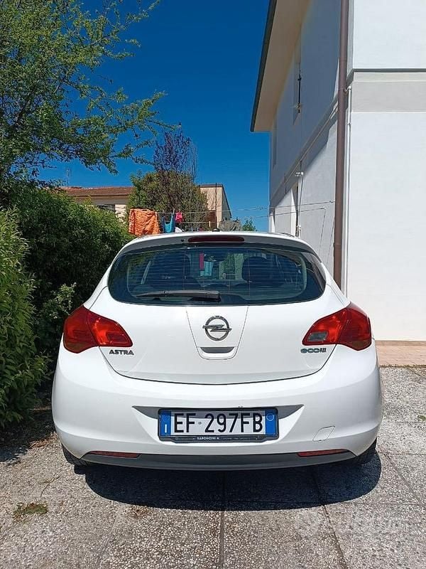 Usata Opel Astra Cosmo 95 CV (69 kW) 2011 Bianco Berlina