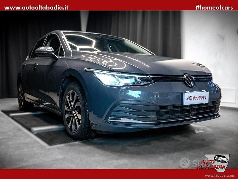 Usata VW Golf VIII Active 150 CV (110 kW) 2021 Grigio delfino Berlina
