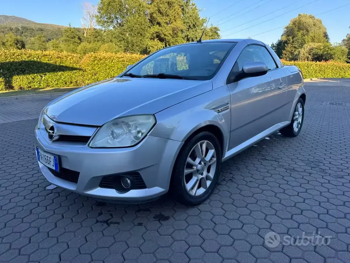 Usata Opel Tigra Sport 69 CV (50 kW) 2009 Grigio Cabrio