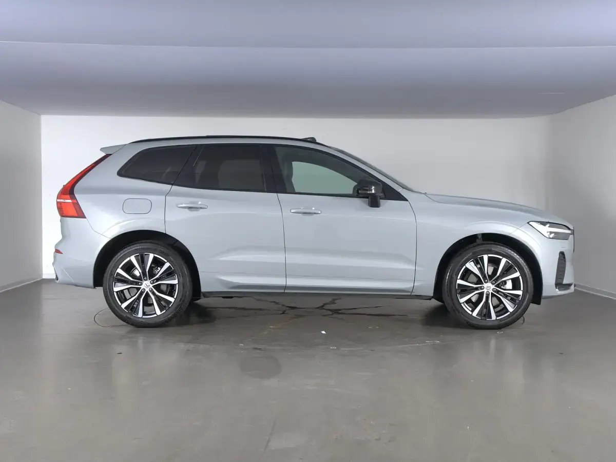 Usata Volvo XC60 Plus 250 CV (183 kW) 2023 Aurora silver SUV