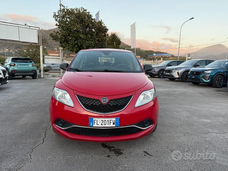 Usata Lancia Ypsilon Gold 69 CV (50 kW) 2017 Rosso Utilitaria