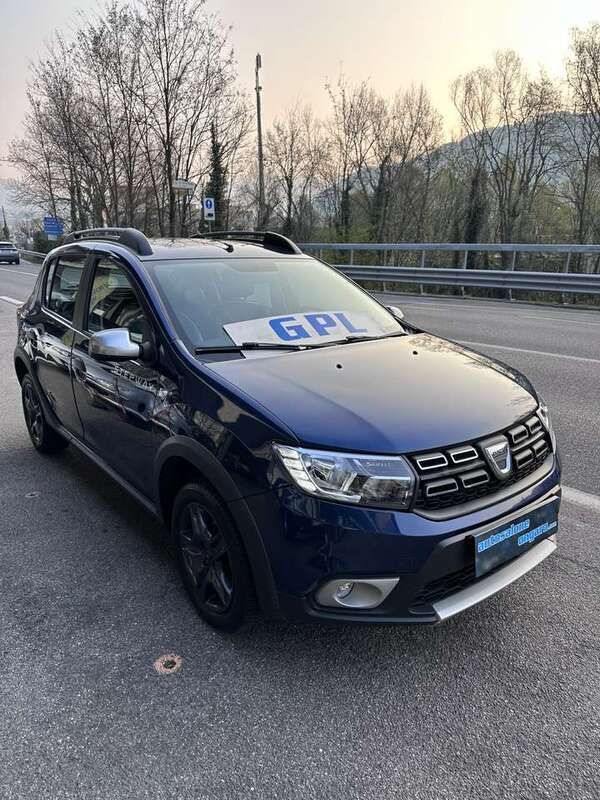 Blu/azzurro Usata 2017 Dacia Sandero Stepway Due volumi | 10.500 € (Cara) - Immagine 1/4