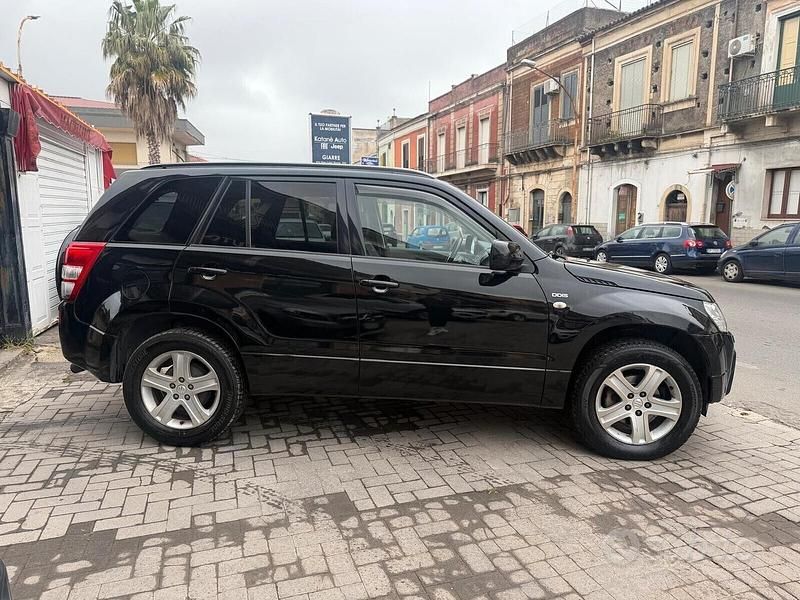 Second-hand Suzuki Grand Vitara 129 CP (94 kW) 2007 Negru SUV