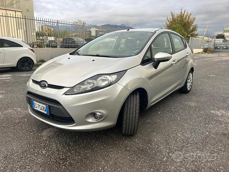 Grigio Usata 2011 Ford Fiesta Due volumi | 5500 € (Buon prezzo) - Immagine 1/4
