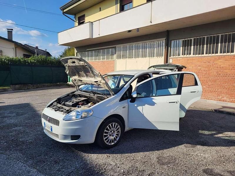 Usata Fiat Grande Punto Active 77 CV (56 kW) 2009 Bianco Utilitaria