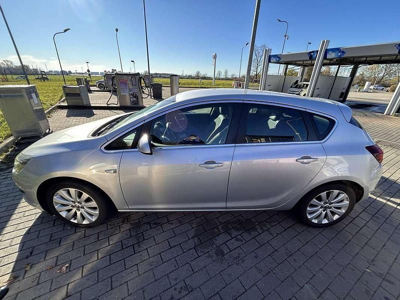 Usata Opel Astra Cosmo 140 CV (102 kW) 2014 Grigio Berlina