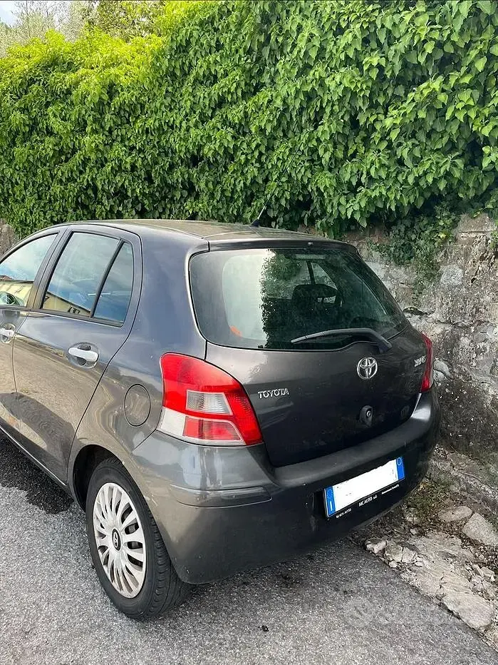 Usata Toyota Yaris Sol 69 CV (50 kW) 2011 Grigio Utilitaria