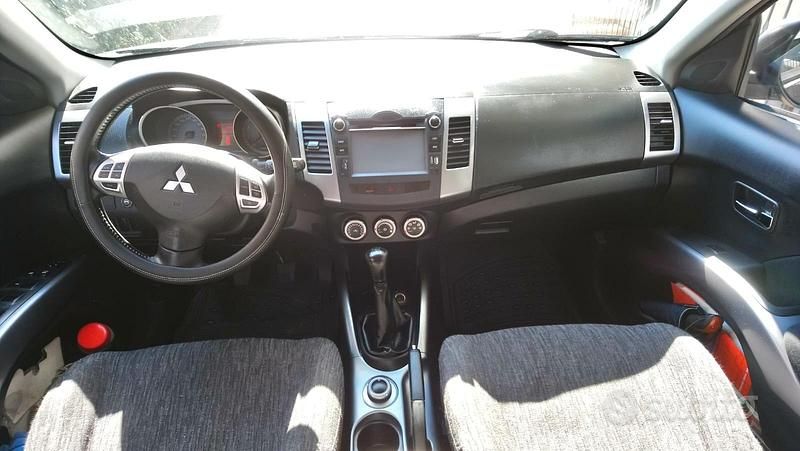 Usata Mitsubishi Outlander 170 CV (125 kW) 2009 Grigio SUV