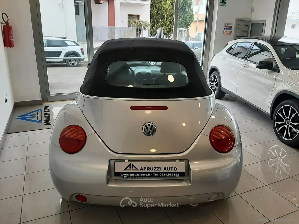 Usata VW New Beetle 102 CV (75 kW) 2005 Argento Utilitaria