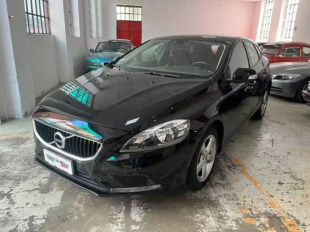 Usata Volvo V40 Business Edition 120 CV (88 kW) 2018 Nero Berlina