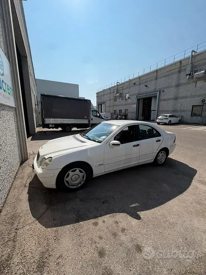 Usata Mercedes C220 143 CV (105 kW) 2003 Bianco Berlina