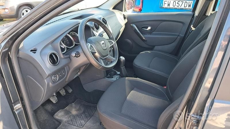 Usata Dacia Sandero Lauréate 75 CV (55 kW) 2017 Grigio Berlina