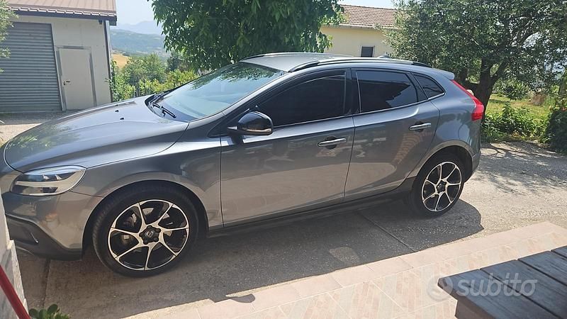 Usata Volvo V40 CC R-Design 120 CV (88 kW) 2019 Grigio Station wagon