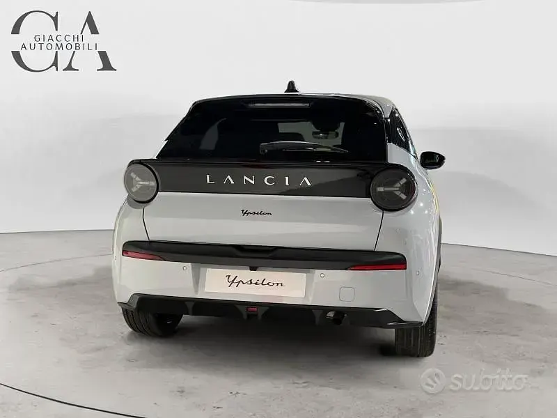 Nuova Lancia Ypsilon 101 CV (74 kW) 2025 Utilitaria